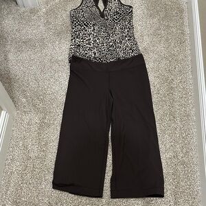 NWOT Women’s Yoga outfit with animal print and wide cropped pants.
